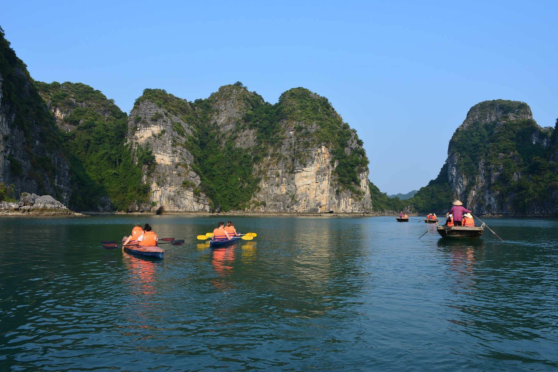 Vietnam Ha Long Bay kayaking